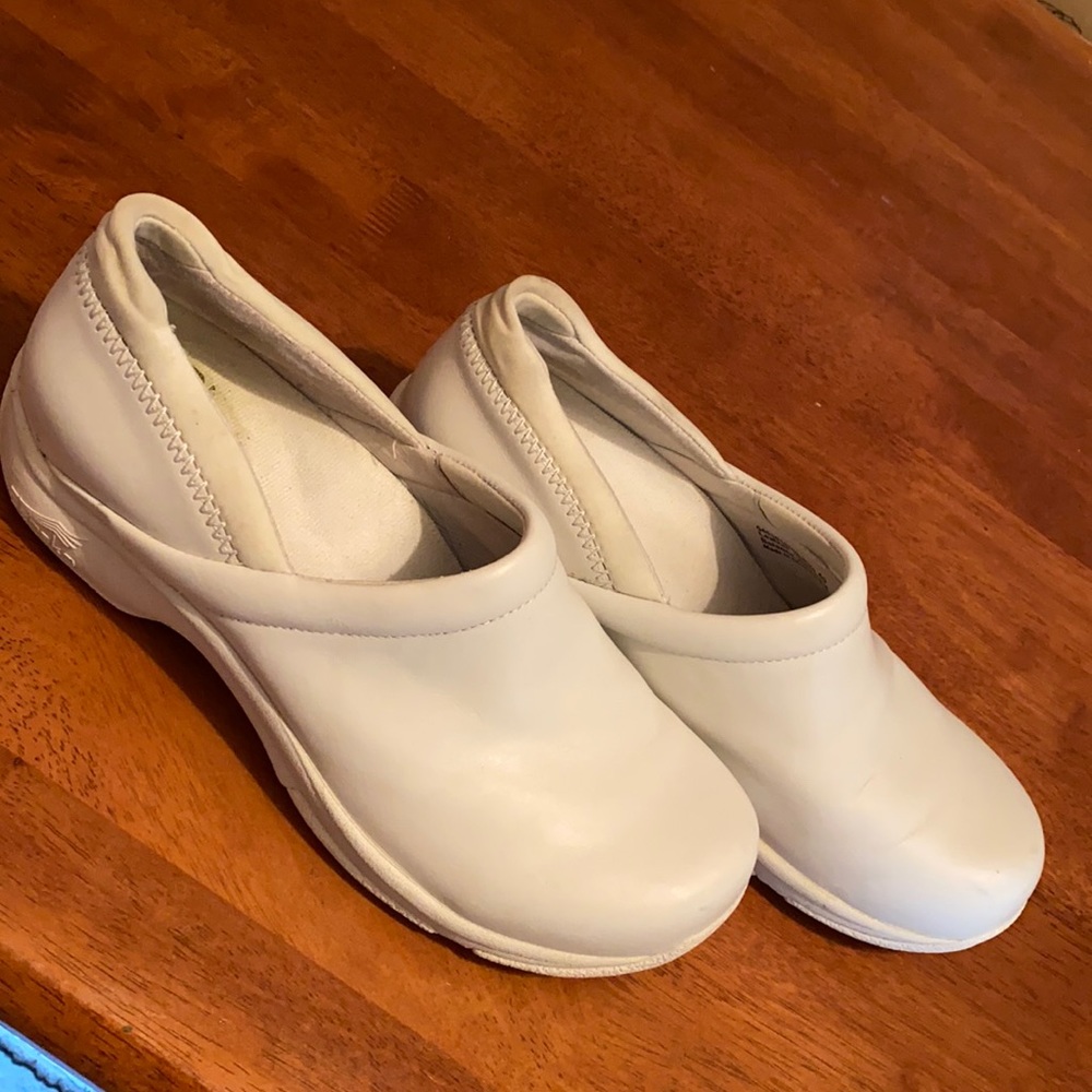 Dansko white slip resistant shoes sz 40